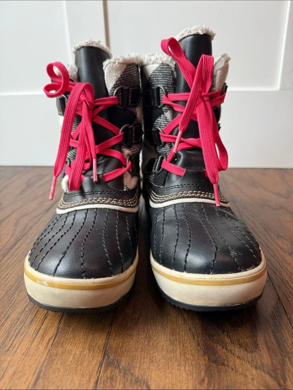 Sorel Women’s Black & Cream Plaid Snow Boots Lace-up boots with Pink Laces